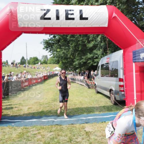 21.06.2025 - 27. Vierlanden-Triathlon MichiJ http://msf.ph/oto/8014645 15.06.2026 11:31:19 Ziel 180, 597, 605 meine-sportfotos.de