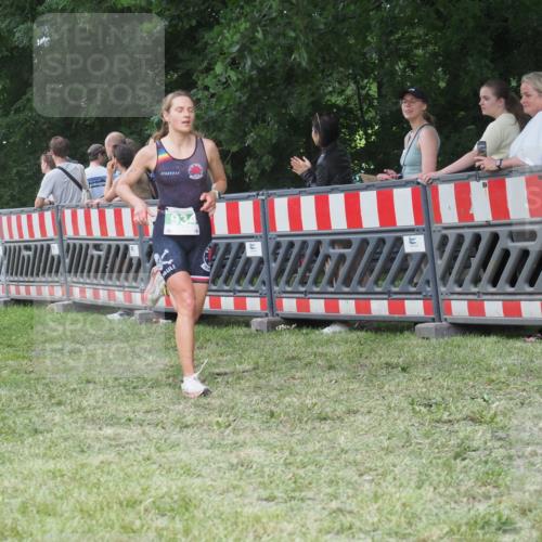 21.06.2025 - 27. Vierlanden-Triathlon KatJ http://msf.ph/oto/8014651 15.06.2025 13:12:39 Ziel 81, 934 meine-sportfotos.de