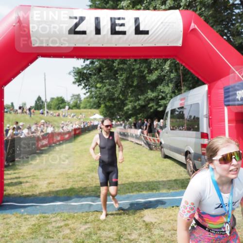 21.06.2025 - 27. Vierlanden-Triathlon MichiJ http://msf.ph/oto/8014652 15.06.2026 11:31:20 Ziel 180, 597, 605 meine-sportfotos.de