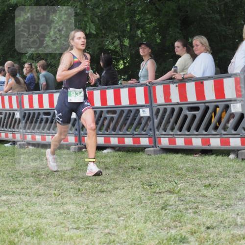 21.06.2025 - 27. Vierlanden-Triathlon KatJ http://msf.ph/oto/8014661 15.06.2025 13:12:40 Ziel 81, 934 meine-sportfotos.de