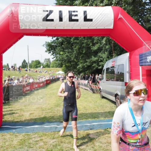 21.06.2025 - 27. Vierlanden-Triathlon MichiJ http://msf.ph/oto/8014665 15.06.2026 11:31:20 Ziel 180, 597, 605 meine-sportfotos.de