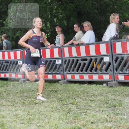 21.06.2025 - 27. Vierlanden-Triathlon KatJ http://msf.ph/oto/8014674 15.06.2025 13:12:40 Ziel 81, 934 meine-sportfotos.de