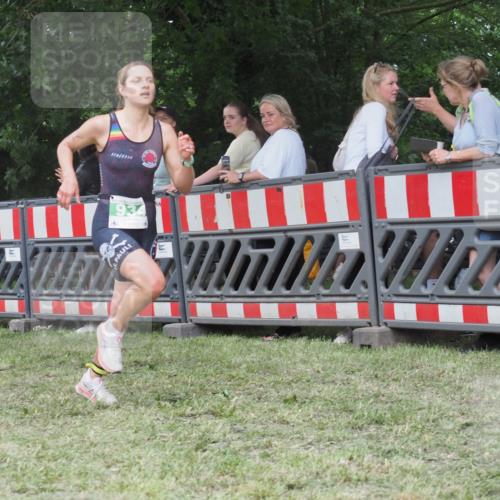 21.06.2025 - 27. Vierlanden-Triathlon KatJ http://msf.ph/oto/8014683 15.06.2025 13:12:40 Ziel 81, 934 meine-sportfotos.de
