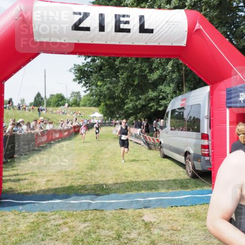 21.06.2025 - 27. Vierlanden-Triathlon MichiJ http://msf.ph/oto/8014686 15.06.2026 11:31:23 Ziel 180, 597 meine-sportfotos.de