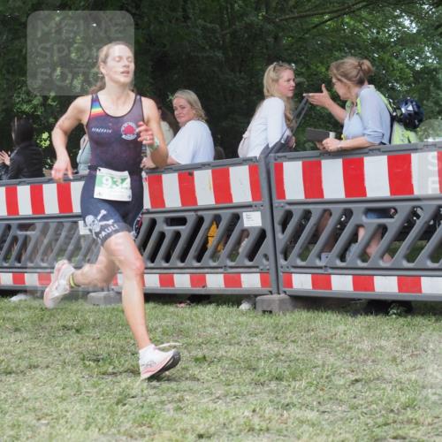 21.06.2025 - 27. Vierlanden-Triathlon KatJ http://msf.ph/oto/8014698 15.06.2025 13:12:40 Ziel 81, 934 meine-sportfotos.de