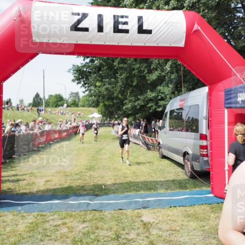 21.06.2025 - 27. Vierlanden-Triathlon MichiJ http://msf.ph/oto/8014700 15.06.2026 11:31:23 Ziel 180, 597 meine-sportfotos.de