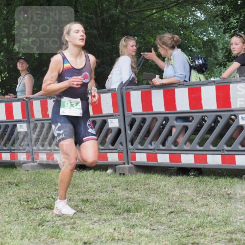 21.06.2025 - 27. Vierlanden-Triathlon KatJ http://msf.ph/oto/8014712 15.06.2025 13:12:40 Ziel 81, 934 meine-sportfotos.de