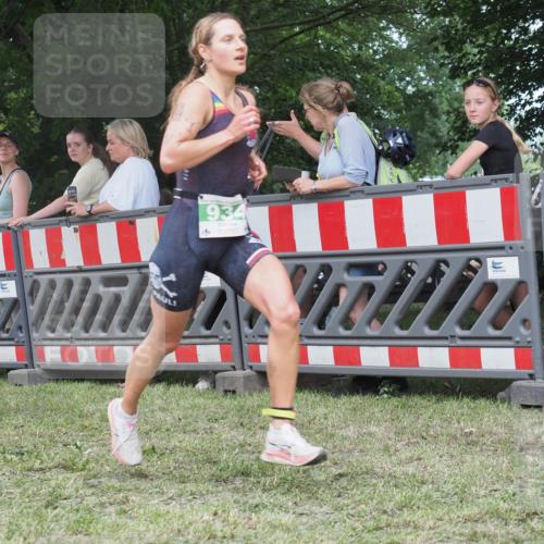 21.06.2025 - 27. Vierlanden-Triathlon KatJ http://msf.ph/oto/8014726 15.06.2025 13:12:40 Ziel 81, 934 meine-sportfotos.de