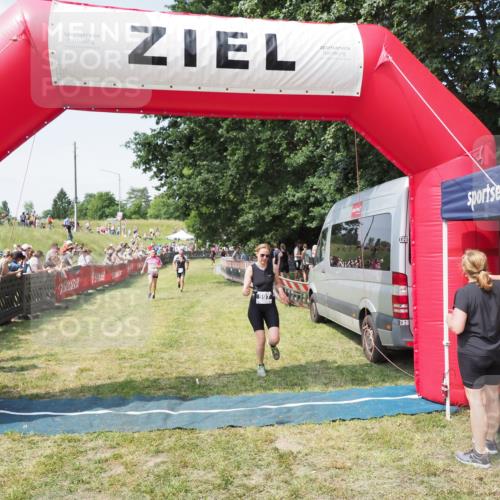 21.06.2025 - 27. Vierlanden-Triathlon MichiJ http://msf.ph/oto/8014740 15.06.2026 11:31:23 Ziel 180, 597 meine-sportfotos.de