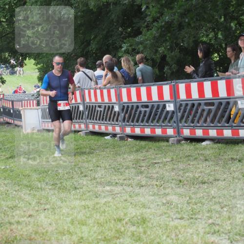 21.06.2025 - 27. Vierlanden-Triathlon KatJ http://msf.ph/oto/8014743 15.06.2025 13:12:42 Ziel 81 meine-sportfotos.de