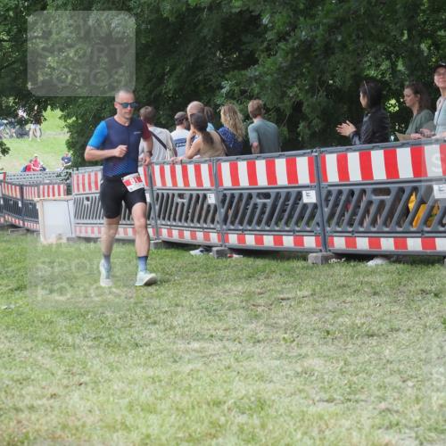 21.06.2025 - 27. Vierlanden-Triathlon KatJ http://msf.ph/oto/8014757 15.06.2025 13:12:42 Ziel 81 meine-sportfotos.de