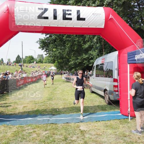 21.06.2025 - 27. Vierlanden-Triathlon MichiJ http://msf.ph/oto/8014766 15.06.2026 11:31:24 Ziel 180, 423, 597 meine-sportfotos.de