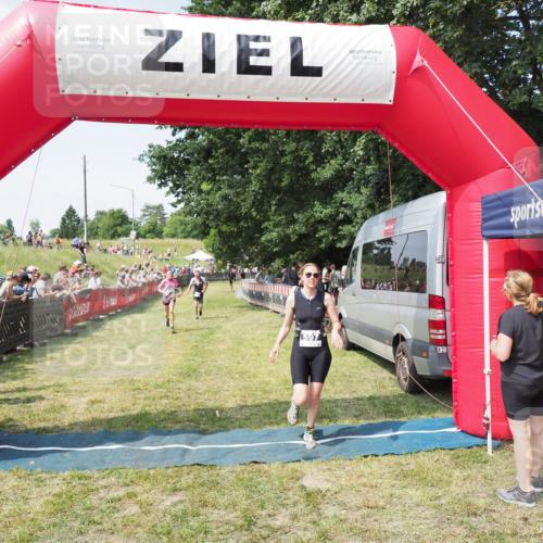 21.06.2025 - 27. Vierlanden-Triathlon MichiJ http://msf.ph/oto/8014781 15.06.2026 11:31:24 Ziel 180, 423, 597 meine-sportfotos.de