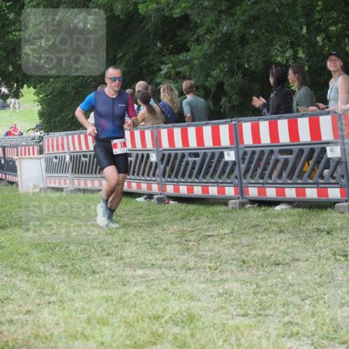 21.06.2025 - 27. Vierlanden-Triathlon KatJ http://msf.ph/oto/8014784 15.06.2025 13:12:42 Ziel 81 meine-sportfotos.de