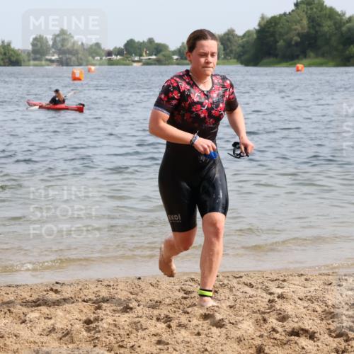 15.06.2025 - 27. Vierlanden-Triathlon Lena Gebhardt http://msf.ph/oto/8014795 15.06.2025 10:14:43 Schwimmen 476, 546, 559, 593, 608, 609, 615, 1397 meine-sportfotos.de