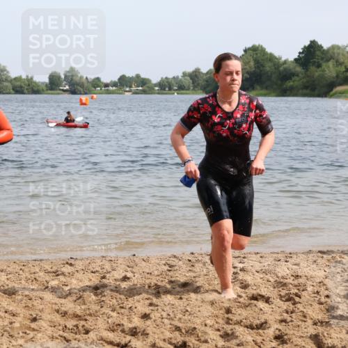 15.06.2025 - 27. Vierlanden-Triathlon Lena Gebhardt http://msf.ph/oto/8014816 15.06.2025 10:14:43 Schwimmen 476, 546, 559, 593, 608, 609, 615, 1397 meine-sportfotos.de