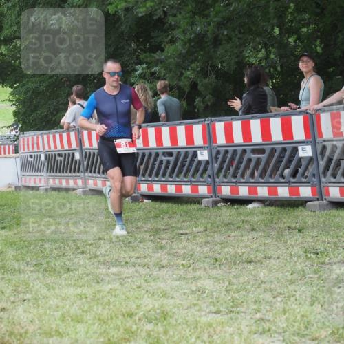 21.06.2025 - 27. Vierlanden-Triathlon KatJ http://msf.ph/oto/8014817 15.06.2025 13:12:43 Ziel 81 meine-sportfotos.de