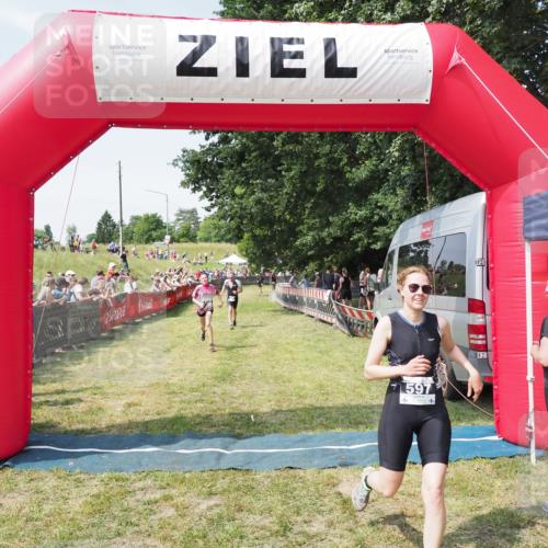 21.06.2025 - 27. Vierlanden-Triathlon MichiJ http://msf.ph/oto/8014824 15.06.2026 11:31:24 Ziel 180, 423, 597 meine-sportfotos.de