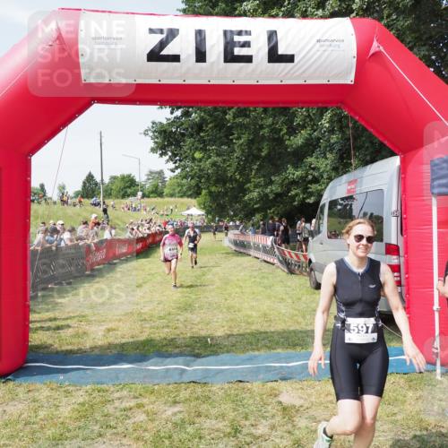 21.06.2025 - 27. Vierlanden-Triathlon MichiJ http://msf.ph/oto/8014837 15.06.2026 11:31:24 Ziel 180, 423, 597 meine-sportfotos.de