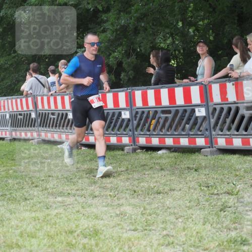 21.06.2025 - 27. Vierlanden-Triathlon KatJ http://msf.ph/oto/8014840 15.06.2025 13:12:43 Ziel 81 meine-sportfotos.de
