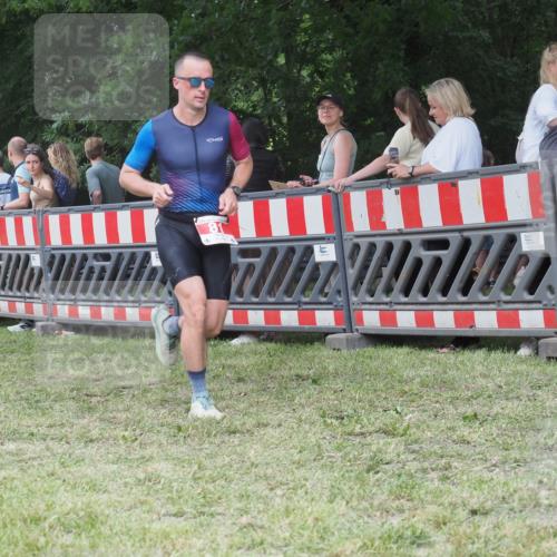 21.06.2025 - 27. Vierlanden-Triathlon KatJ http://msf.ph/oto/8014846 15.06.2025 13:12:43 Ziel 81 meine-sportfotos.de