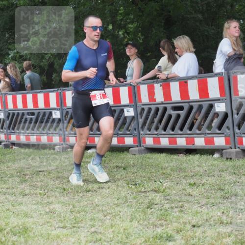 21.06.2025 - 27. Vierlanden-Triathlon KatJ http://msf.ph/oto/8014853 15.06.2025 13:12:44 Ziel 81 meine-sportfotos.de