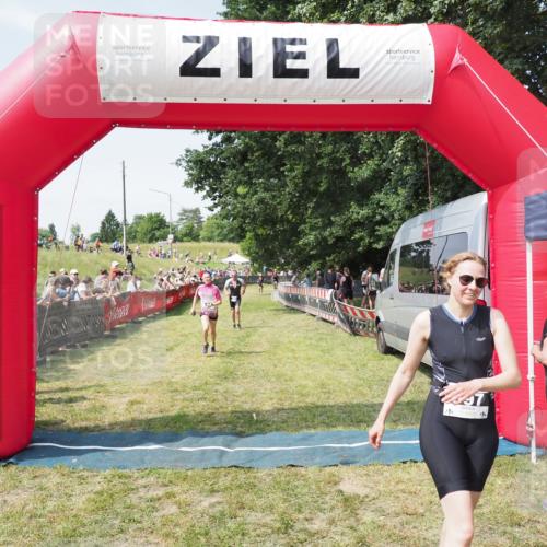 21.06.2025 - 27. Vierlanden-Triathlon MichiJ http://msf.ph/oto/8014858 15.06.2026 11:31:25 Ziel 180, 423, 597 meine-sportfotos.de