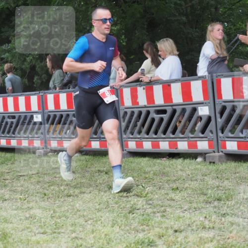 21.06.2025 - 27. Vierlanden-Triathlon KatJ http://msf.ph/oto/8014861 15.06.2025 13:12:44 Ziel 81 meine-sportfotos.de