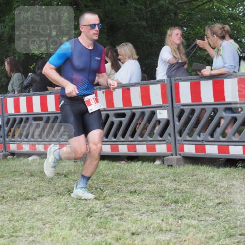 21.06.2025 - 27. Vierlanden-Triathlon KatJ http://msf.ph/oto/8014868 15.06.2025 13:12:44 Ziel 81 meine-sportfotos.de