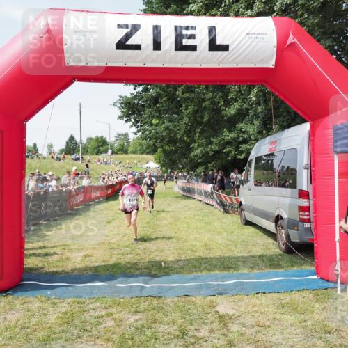 21.06.2025 - 27. Vierlanden-Triathlon MichiJ http://msf.ph/oto/8014887 15.06.2026 11:31:25 Ziel 180, 423, 597 meine-sportfotos.de