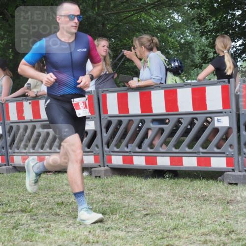 21.06.2025 - 27. Vierlanden-Triathlon KatJ http://msf.ph/oto/8014889 15.06.2025 13:12:44 Ziel 81 meine-sportfotos.de