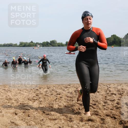 15.06.2025 - 27. Vierlanden-Triathlon Lena Gebhardt http://msf.ph/oto/8014892 15.06.2025 10:14:45 Schwimmen 476, 546, 559, 593, 608, 609, 1397 meine-sportfotos.de