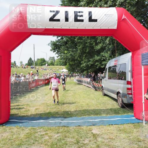 21.06.2025 - 27. Vierlanden-Triathlon MichiJ http://msf.ph/oto/8014901 15.06.2026 11:31:25 Ziel 180, 423, 597 meine-sportfotos.de