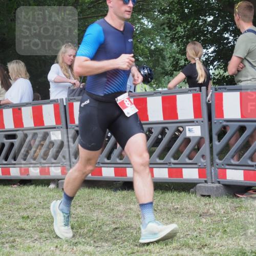 21.06.2025 - 27. Vierlanden-Triathlon KatJ http://msf.ph/oto/8014905 15.06.2025 13:12:44 Ziel 81 meine-sportfotos.de