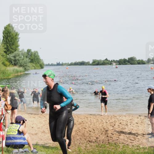 21.06.2025 - 27. Vierlanden-Triathlon MichiJ http://msf.ph/oto/8014911 15.06.2026 10:16:17 Schwimmen 477, 489, 494, 523, 526, 611 meine-sportfotos.de
