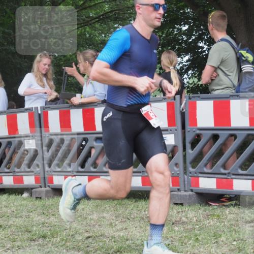 21.06.2025 - 27. Vierlanden-Triathlon KatJ http://msf.ph/oto/8014919 15.06.2025 13:12:44 Ziel 81 meine-sportfotos.de