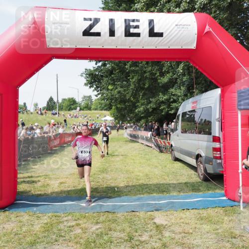 21.06.2025 - 27. Vierlanden-Triathlon MichiJ http://msf.ph/oto/8014934 15.06.2026 11:31:26 Ziel 180, 423, 597 meine-sportfotos.de