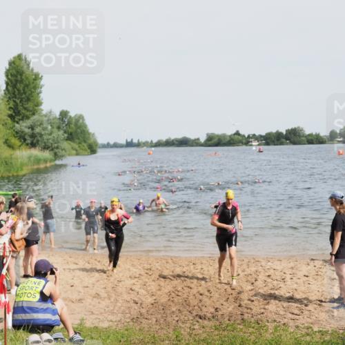 21.06.2025 - 27. Vierlanden-Triathlon MichiJ http://msf.ph/oto/8014941 15.06.2026 10:16:19 Schwimmen 477, 489, 494, 523, 526, 611, 634 meine-sportfotos.de
