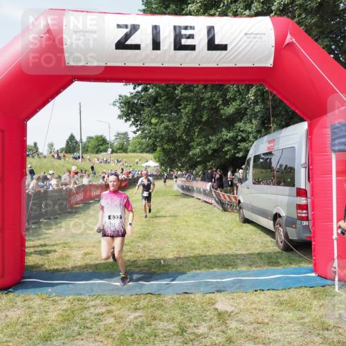 21.06.2025 - 27. Vierlanden-Triathlon MichiJ http://msf.ph/oto/8014946 15.06.2026 11:31:26 Ziel 180, 423, 597 meine-sportfotos.de