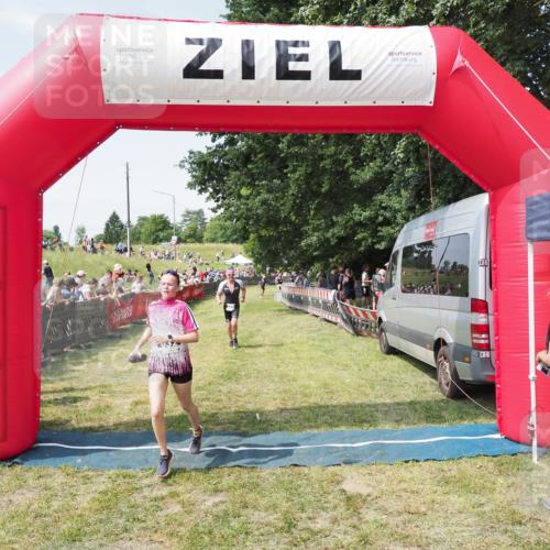 21.06.2025 - 27. Vierlanden-Triathlon MichiJ http://msf.ph/oto/8014964 15.06.2026 11:31:26 Ziel 180, 423, 597 meine-sportfotos.de