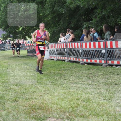 21.06.2025 - 27. Vierlanden-Triathlon KatJ http://msf.ph/oto/8014981 15.06.2025 13:13:08 Ziel 49, 677 meine-sportfotos.de