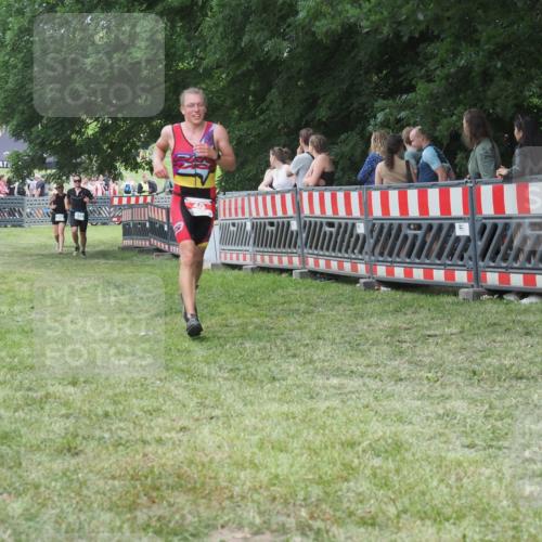 21.06.2025 - 27. Vierlanden-Triathlon KatJ http://msf.ph/oto/8014994 15.06.2025 13:13:08 Ziel 49, 677 meine-sportfotos.de
