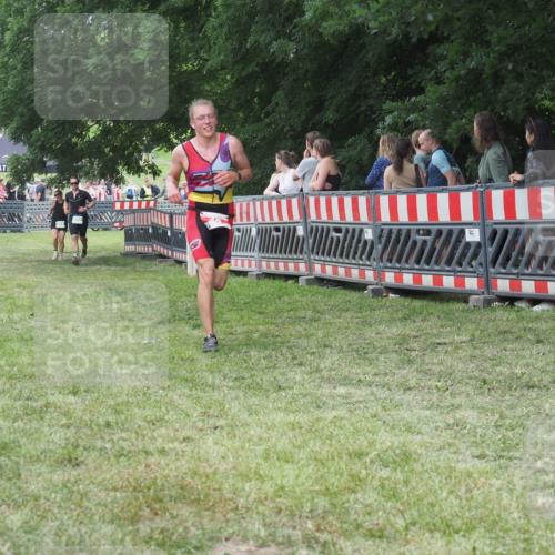 21.06.2025 - 27. Vierlanden-Triathlon KatJ http://msf.ph/oto/8015007 15.06.2025 13:13:08 Ziel 49, 677 meine-sportfotos.de