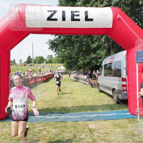 21.06.2025 - 27. Vierlanden-Triathlon MichiJ http://msf.ph/oto/8015009 15.06.2026 11:31:27 Ziel 423, 597 meine-sportfotos.de