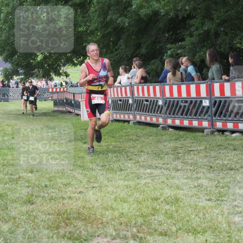 21.06.2025 - 27. Vierlanden-Triathlon KatJ http://msf.ph/oto/8015014 15.06.2025 13:13:08 Ziel 49, 677 meine-sportfotos.de