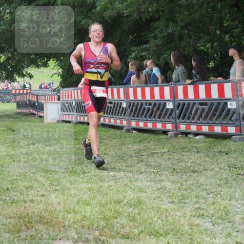 21.06.2025 - 27. Vierlanden-Triathlon KatJ http://msf.ph/oto/8015023 15.06.2025 13:13:09 Ziel 49, 677 meine-sportfotos.de