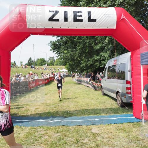 21.06.2025 - 27. Vierlanden-Triathlon MichiJ http://msf.ph/oto/8015028 15.06.2026 11:31:27 Ziel 423, 597 meine-sportfotos.de