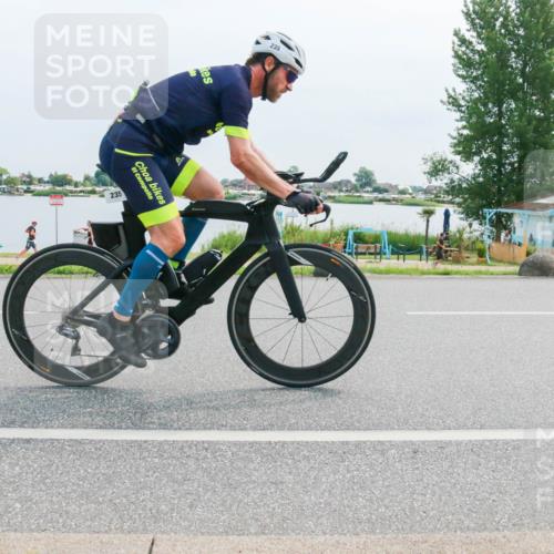 15.06.2025 - 27. Vierlanden-Triathlon H.Heesch http://msf.ph/oto/8015029 15.06.2025 11:12:21 Radfahren 235, 474, 854 meine-sportfotos.de