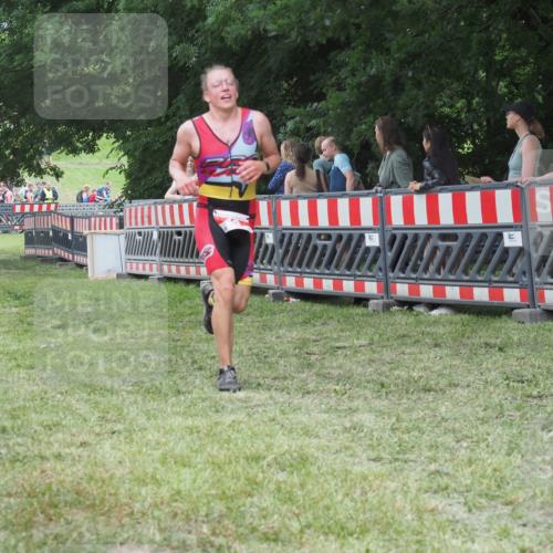 21.06.2025 - 27. Vierlanden-Triathlon KatJ http://msf.ph/oto/8015032 15.06.2025 13:13:09 Ziel 49, 677 meine-sportfotos.de