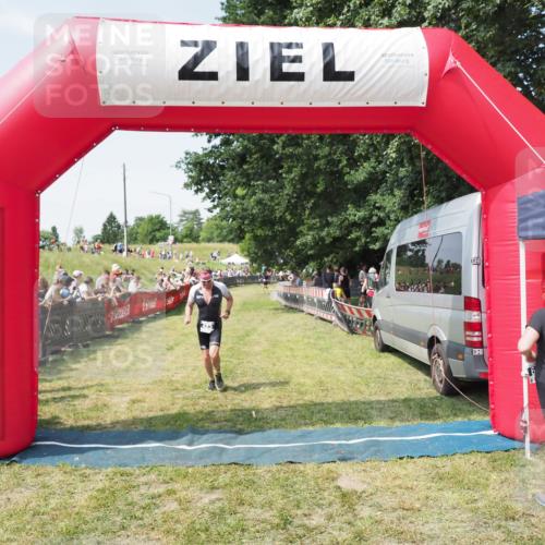 21.06.2025 - 27. Vierlanden-Triathlon MichiJ http://msf.ph/oto/8015047 15.06.2026 11:31:27 Ziel 423, 597 meine-sportfotos.de